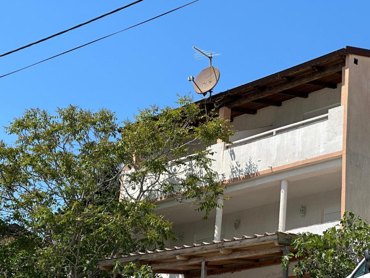 Apartmani Karlobag Exterior photo